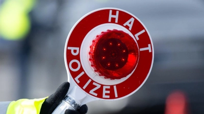 Die Polizisten hielten den Angaben zufolge das verdächtige Auto am Freitagnachmittag an. (Symbolbild) (Foto: Sven Hoppe/dpa)