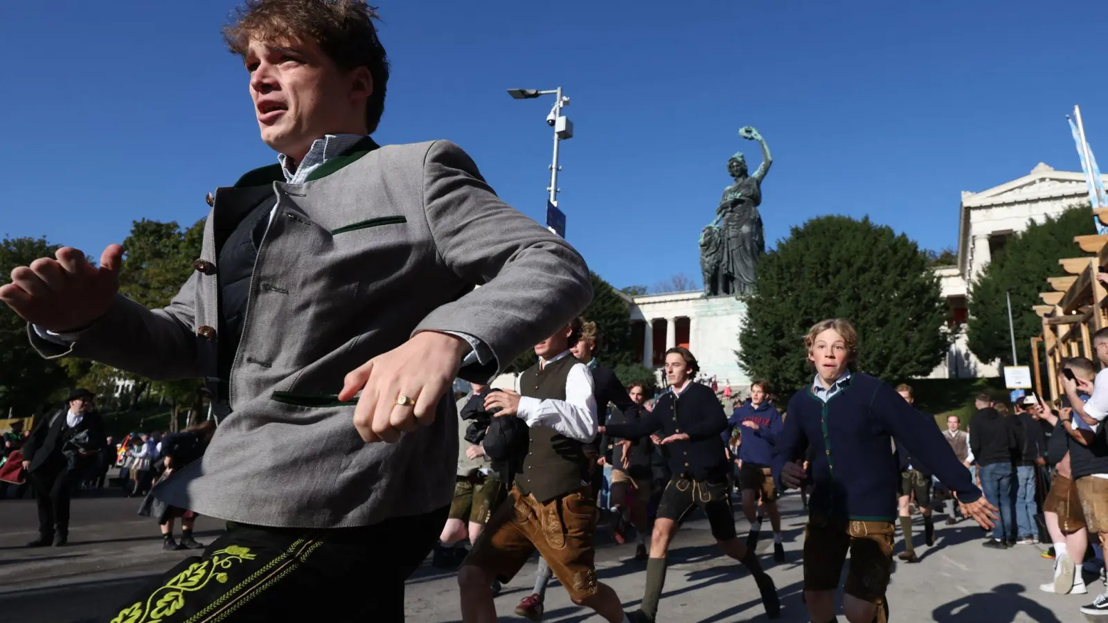 Rennend ging es zum Festzelt. (Foto: Karl-Josef Hildenbrand/dpa)
