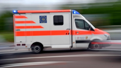 Der Rettungsdienst brachte den Radfahrer in ein Krankenhaus. (Symbolbild: Hendrik Schmidt/dpa-Zentralbild/ZB/Symbolbild)