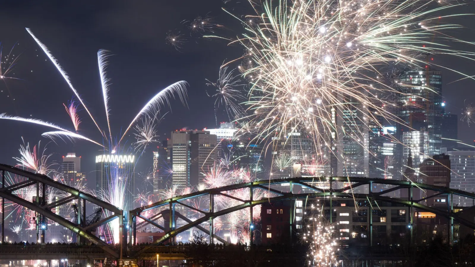 Gut jeder fünfte Bundesbürger will laut einer neuen Umfrage zum Jahreswechsel privates Feuerwerk zünden. (Archivbild) (Foto: Boris Roessler/dpa)