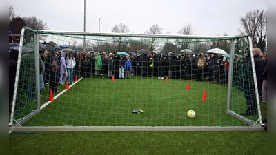 In Dormagen nehmen die Menschen Abschied von Yosef. (Foto: Federico Gambarini/dpa)