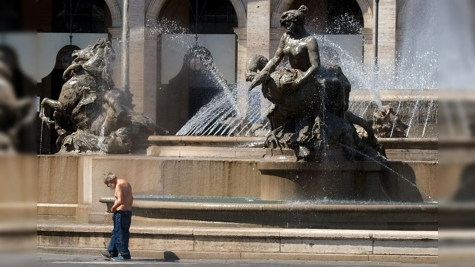 Das Bad im Najaden-Brunnen kostete einen Deutschen 450 Euro Geldstrafe. (Foto: Archiv)  (Foto: Mauro Scrobogna/LaPresse via ZUMA Press/dpa)
