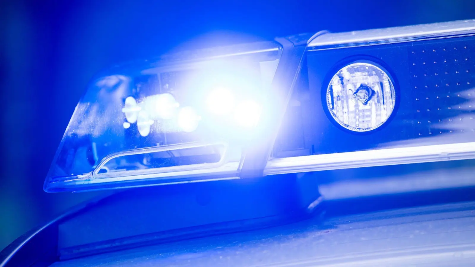 Ein Stromkasten wurde während der Silvesternacht in Schnelldorf starkt beschädigt. (Symbolbild: Lino Mirgeler/dpa)