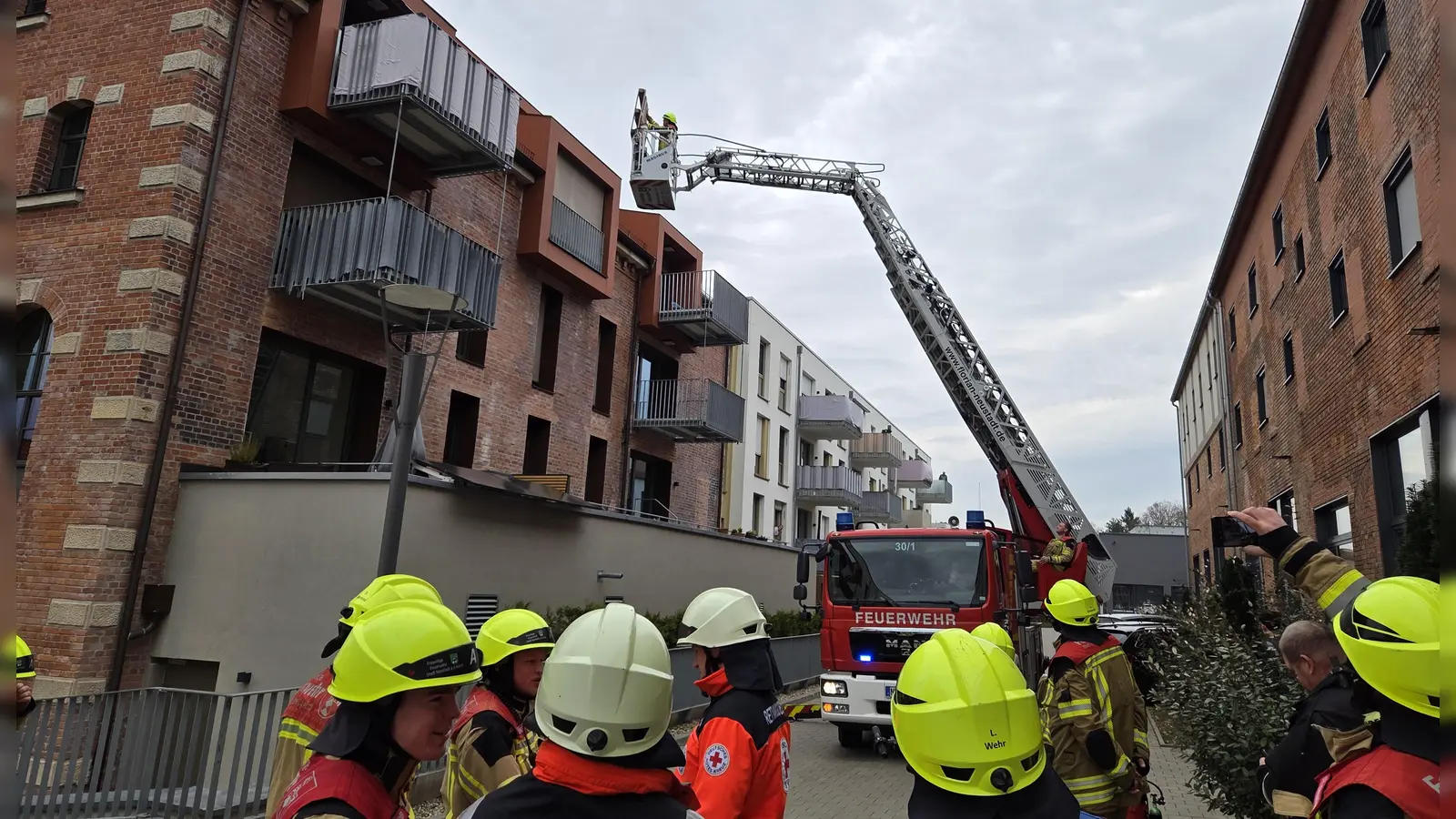 Ein Anwohner bemerkte auf einem gegenüberliegenden Balkon im dritten Obergeschoss im Brauhausareal eine brennende Palette. (Foto: Rainer Weiskirchen)