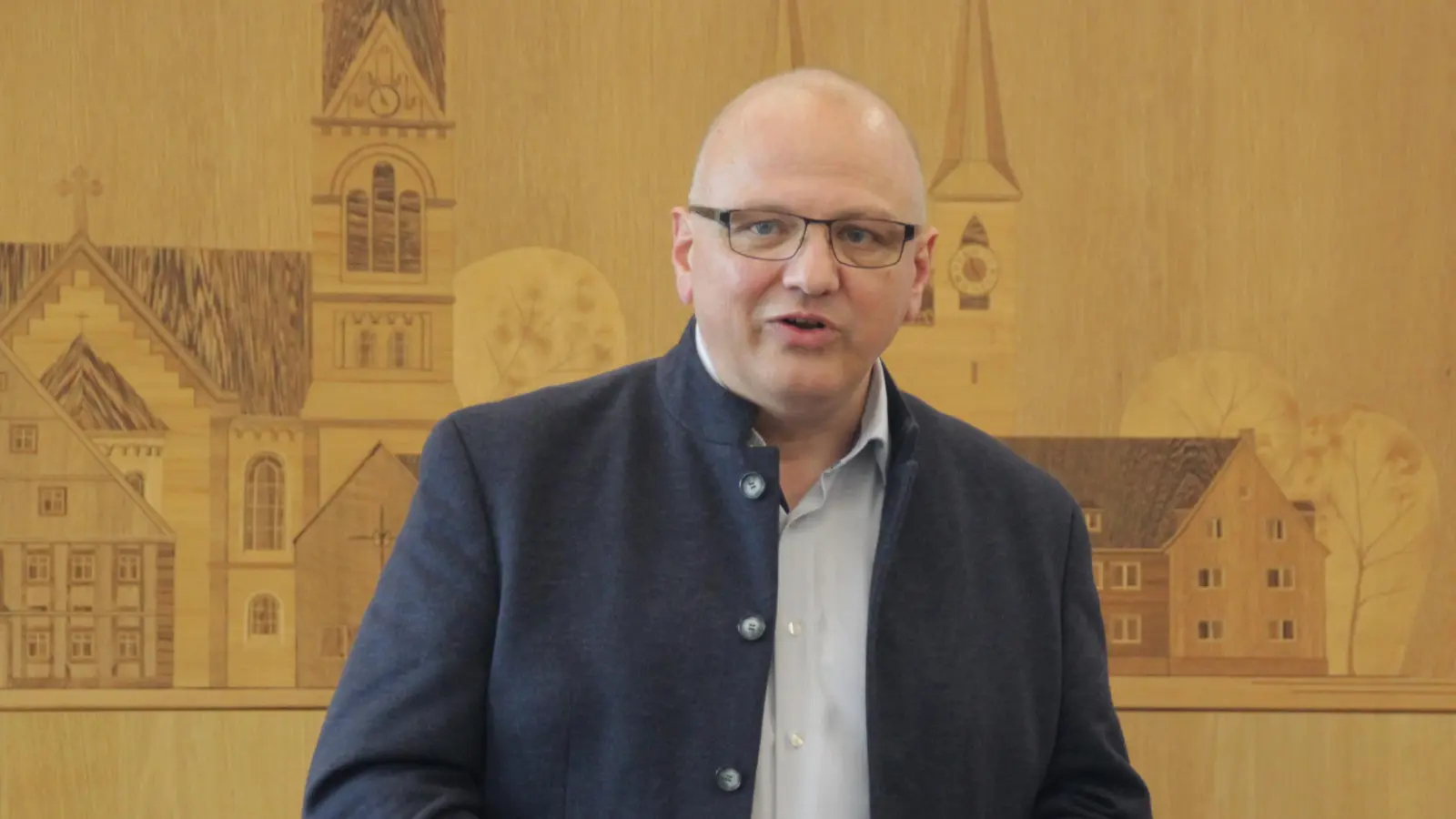 Dr. Matthias Hartmann befasste sich bei seinem Auftritt im Gemeinderat von Neuendettelsau mit den „großen Linien“. (Foto: Robert Maurer)