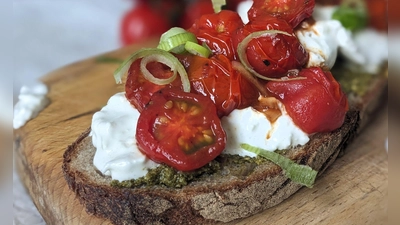 Buongiorno! Dieses Brot mit Burrata, Tomaten und Pesto verleiht nicht nur dem Frühstück einen Hauch von Italien.  (Foto: Doreen Hassek/hauptstadtkueche.blogspot.com/dpa-tmn)