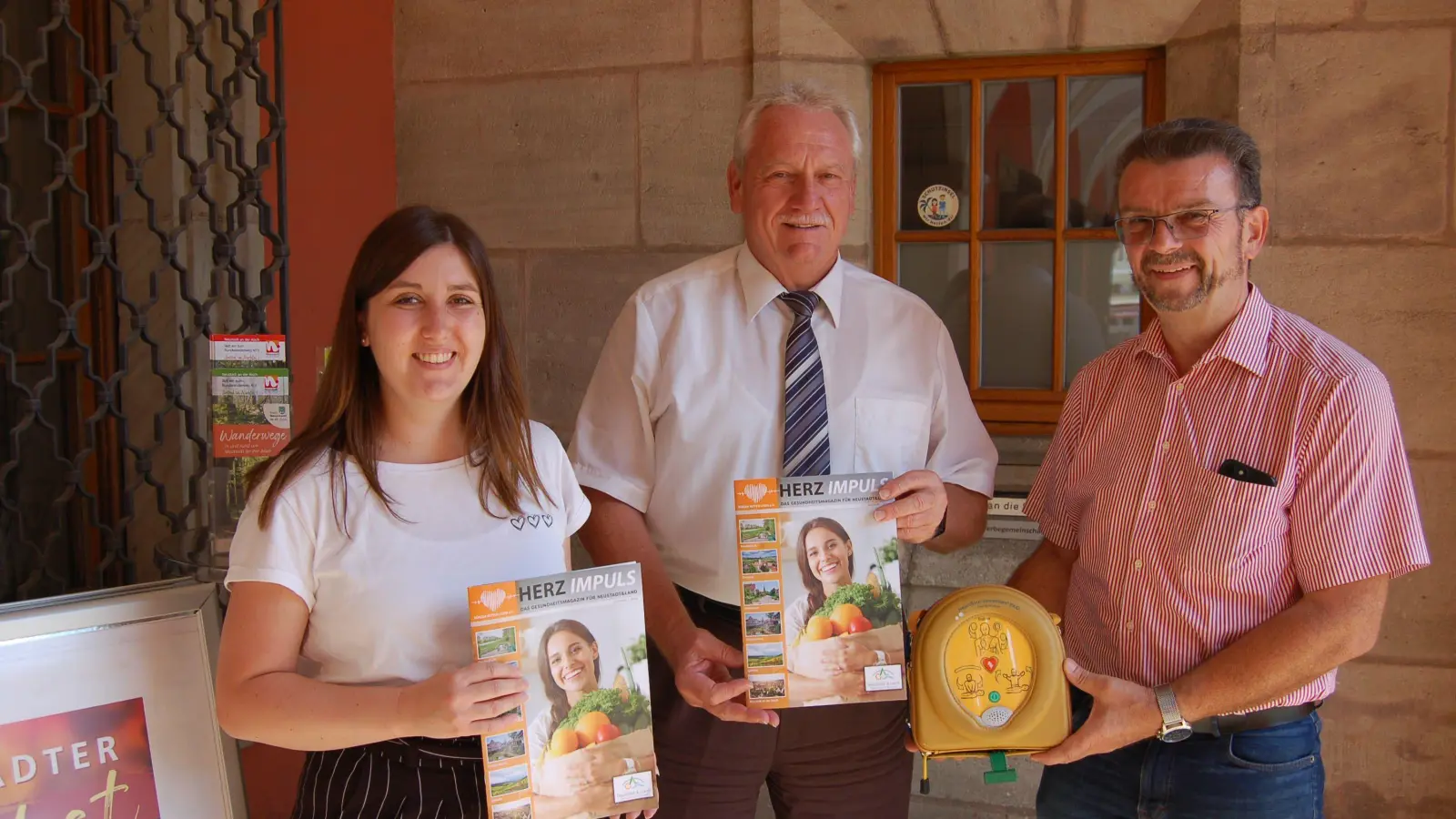 Allianzmanagerin Theresia Pöschl, Bürgermeister Klaus Meier und der Vorsitzende des Vereins Bürger retten Leben, Jochen Müller (von links), bei der Vorstellung der Broschüre „Herz Impuls“ im Rathaus. (Foto: Christa Frühwald)