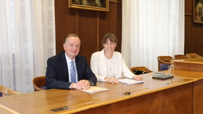 Gastgeber Thomas Deffner (links) und seine Hofer Kollegin Eva Döhla informierten über die Themen eines Treffens der fränkischen Oberbürgermeister im Ansbacher Stadthaus. (Foto: Thomas Schaller)