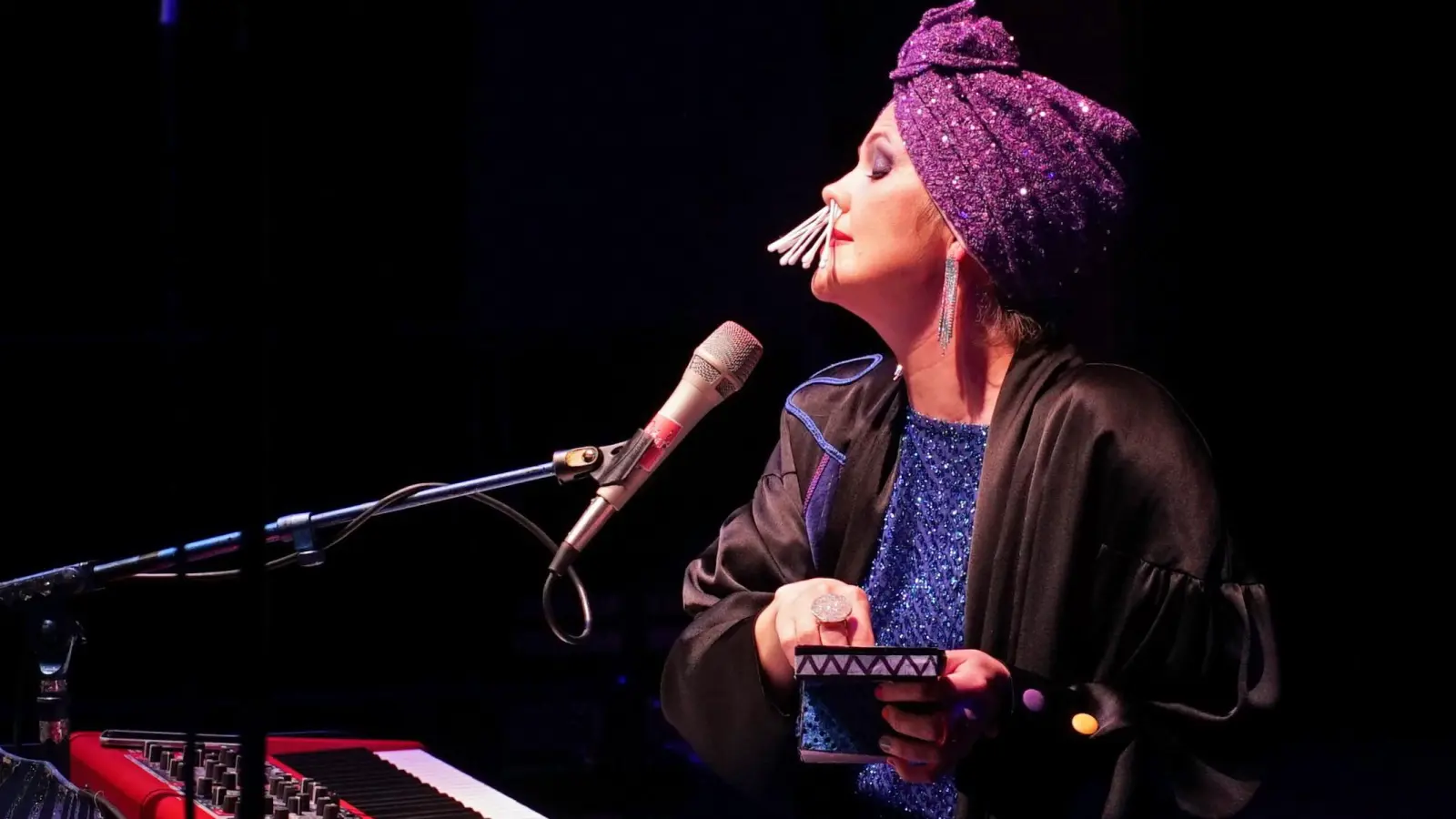 Chansonnette mit Glitzerturban: Rebekka Maier alias die Nowak. (Foto: Elke Walter)