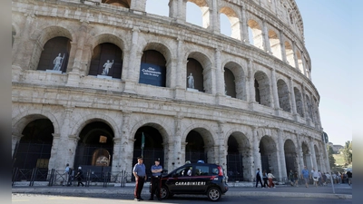 Bei einem Sturz in der Nacht kam ein Arbeiter im Kolosseum ums Leben. (Foto: Cecilia Fabiano/LaPresse/AP/dpa)