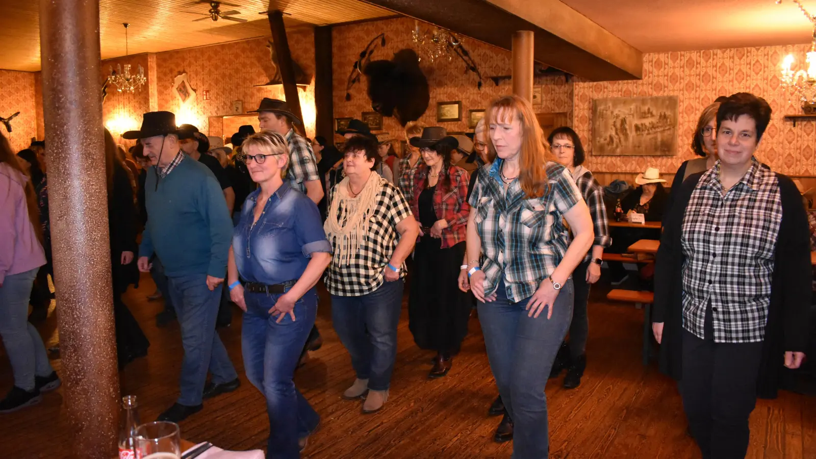 Alex Tanzel (vorne links) und ihre Mittänzerinnen und -tänzer vom SV Hagenbüchach waren kürzlich zum Line Dance in Stöckach. Im dortigen Saloon kommen Counrty-Fans regelmäßig auf ihre Kosten. (Foto: Ute Niephaus)