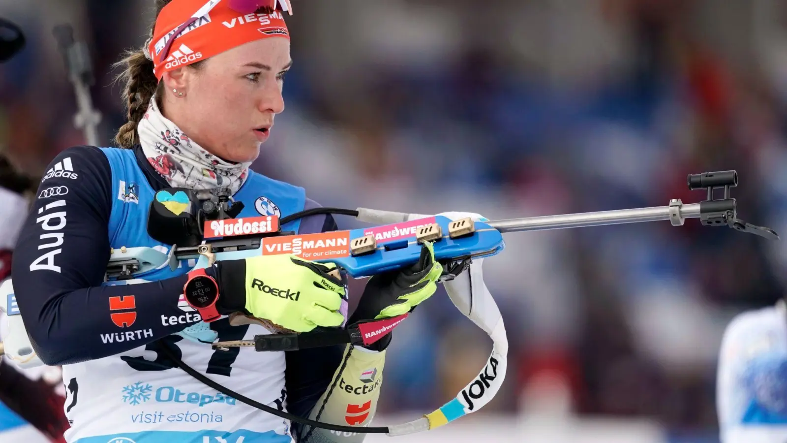 Biathletin Denise Herrmann wurde in der Verfolgung Fünfte. (Foto: Roman Koksarov/AP/dpa)