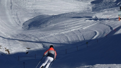 Im Skigebiet Fellhorn sind bei Zusammenstößen zwei Menschen verletzt worden. (Symbolbild) (Foto: Karl-Josef Hildenbrand/dpa)