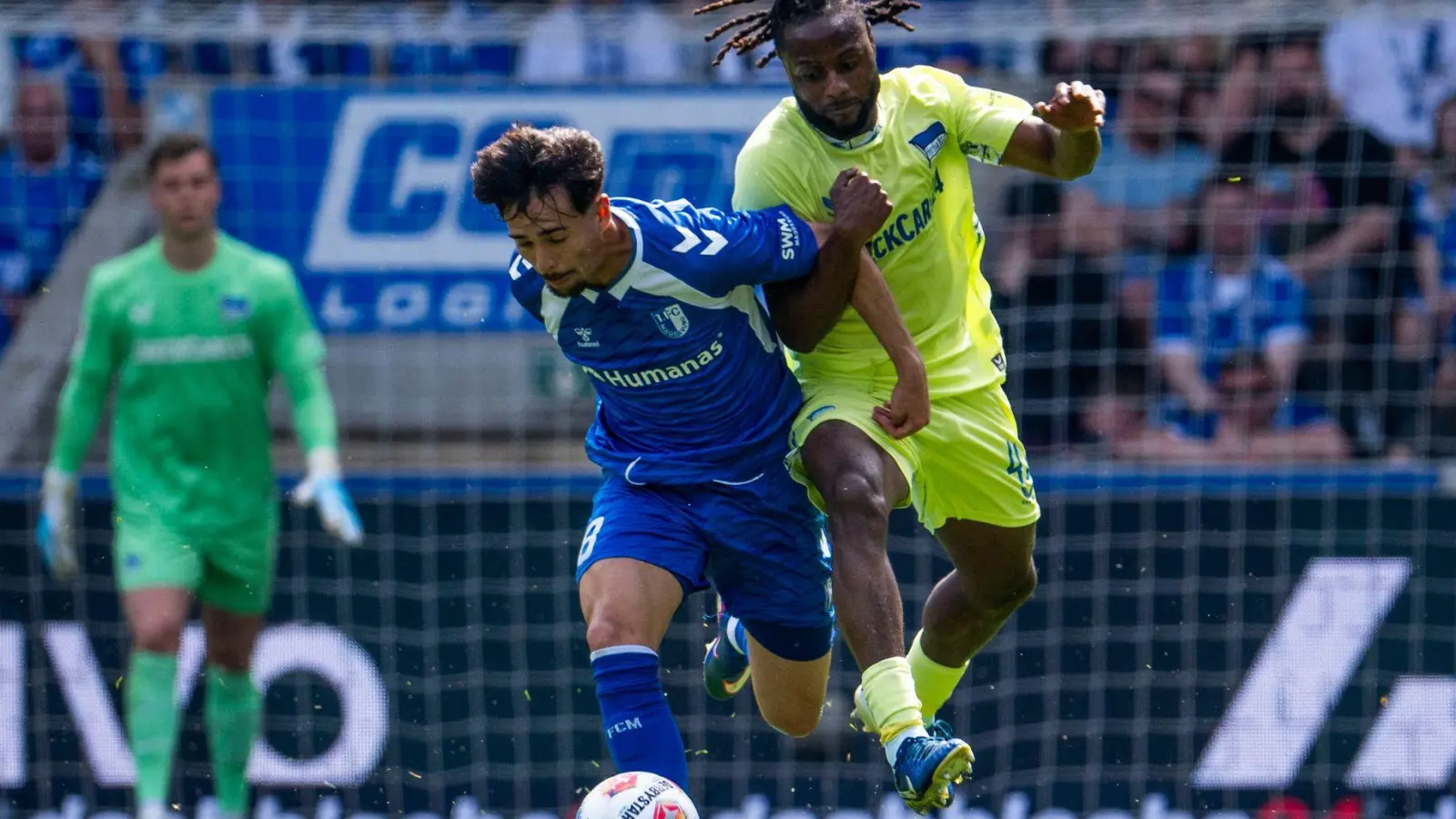 Der Magdeburger Laurin Ulrich (l) erzielte nach gut einer Stunde das 1:0. (Foto: Julius Frick/dpa)