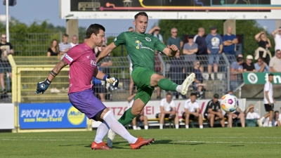 Der 37-jährige Torhüter Max Grün (links) ist der Rückhalt der Aschaffenburger. Startelfanwärter Lukas Schmidt (rechts, hier im Hinspiel) trifft gerne gegen die Viktoria. (Foto: Martin Rügner)