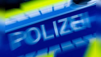 Polizeieinsatz nach einem Überfall auf ein Juweliergeschäft in Herzogenaurach: Ein Tatverdächtiger wurde festgenommen, nach einem zweiten wird gefahndet. (Symbolbild) (Foto: Rolf Vennenbernd/dpa)