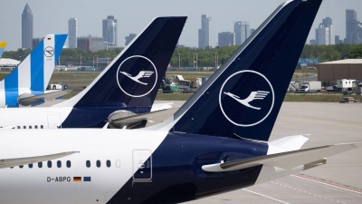 Lufthansa hat ihr Angebot auf der Kurzstrecke gekürzt. (Archivbild) (Foto: Boris Roessler/dpa)