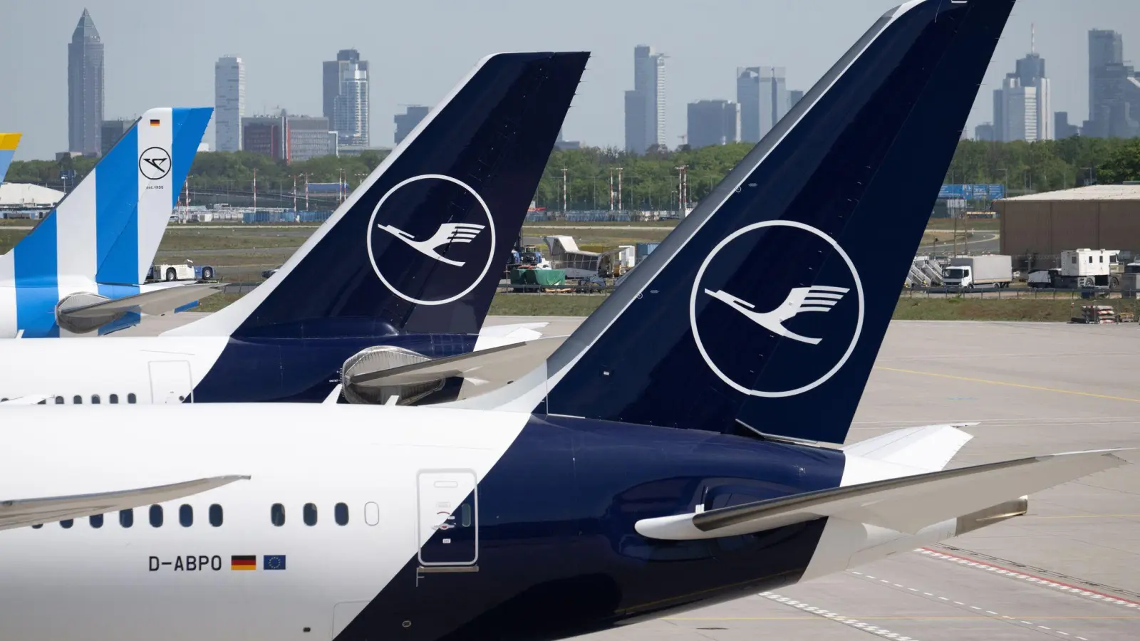 Lufthansa hat ihr Angebot auf der Kurzstrecke gekürzt. (Archivbild) (Foto: Boris Roessler/dpa)