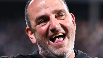 Heidenheims Trainer Frank Schmidt jubelt nach dem Klassenerhalt. (Foto: Silas Schüller/DEFODI Images/dpa)