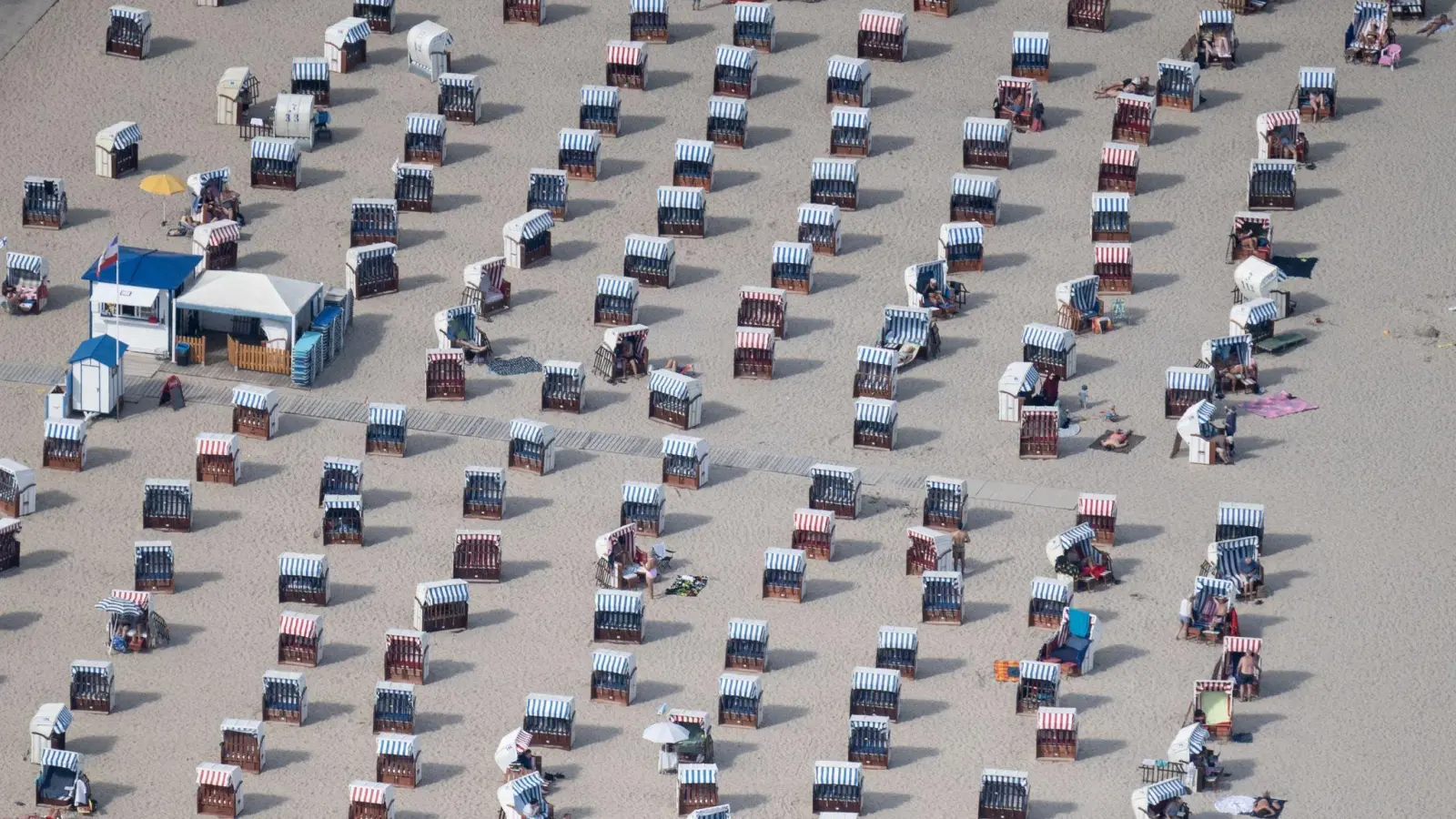 In Travemünde stehen Strandkörbe für Besucher bereit. (Foto: Sebastian Gollnow/dpa)