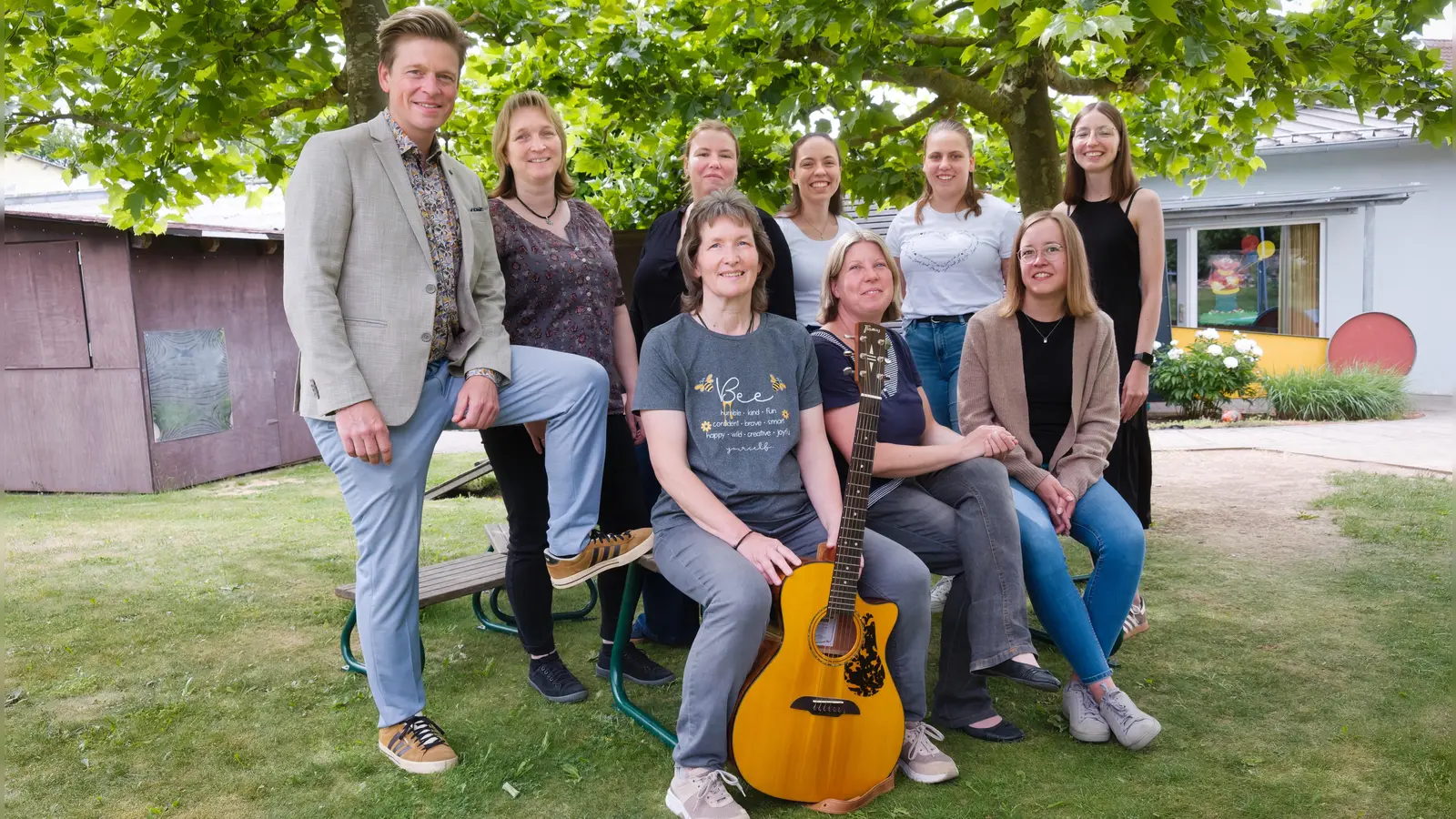Freuen sich auf ein Open-Air-Konzert im Pfarrgarten: Chorleiterin Karin Dietlein (mit Gitarre), Pfarrerin Simone Sippel (rechts neben ihr), Sänger David Lugert und der „Chor ohne Namen”.  (Foto: Martin Stumpf)