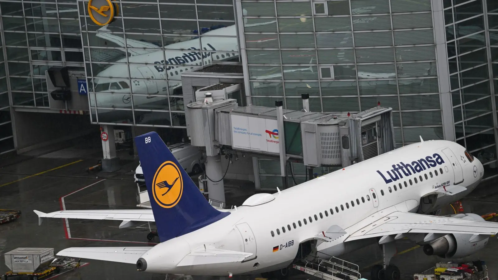 Lufthansa schickt weiterhin keine Flugzeuge nach Nahost. (Archivbild)  (Foto: Arne Dedert/dpa)