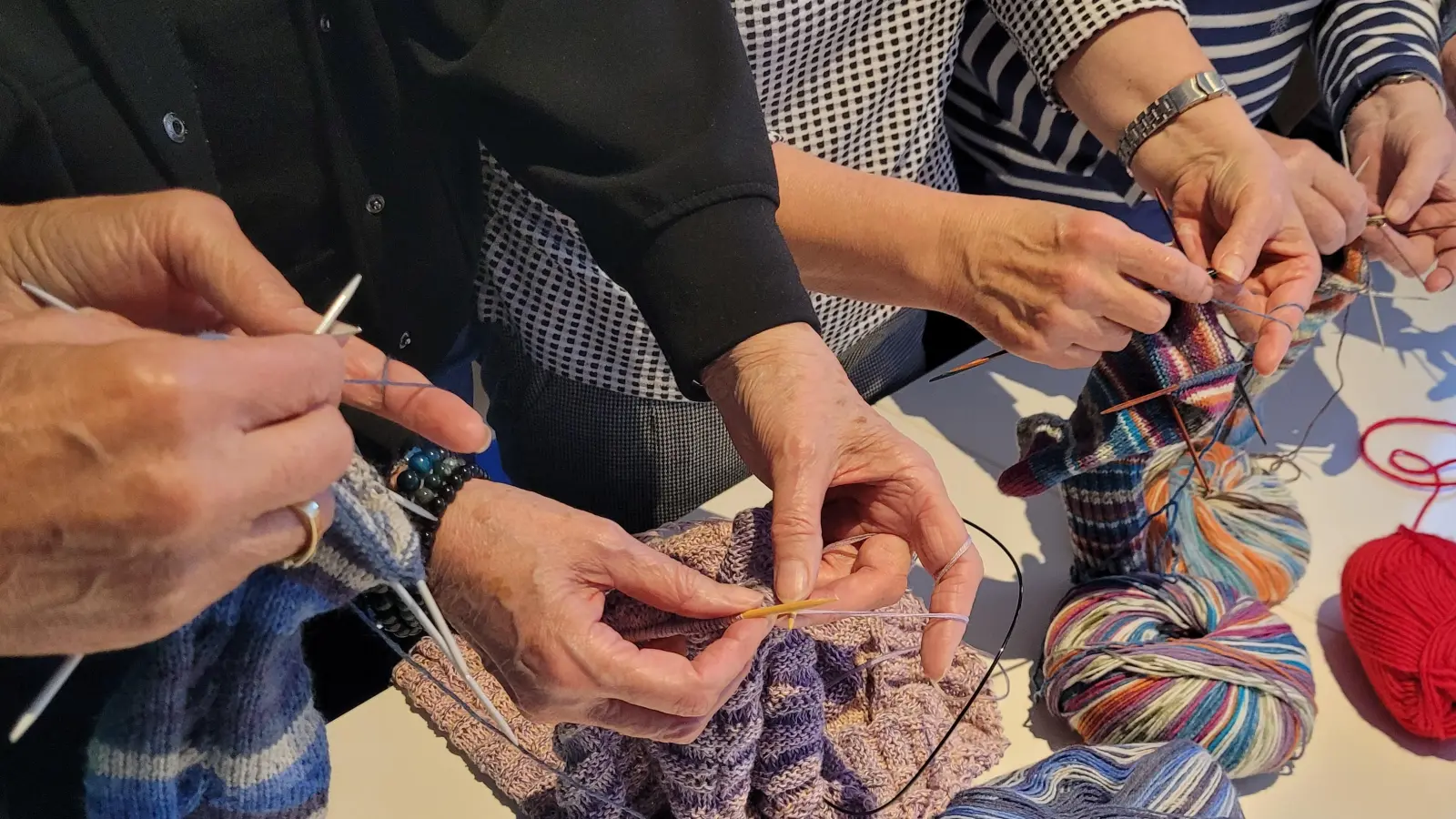 Diese Hände haben in ihrem Leben schon unzählige Maschen angeschlagen und viele Wollsocken vollendet.  (Foto: Nina Daebel)