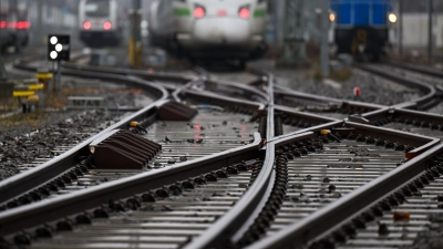 Die Deutsche Bahn will in einem Pilotprojekt erstmals „grünen“ Stahl in Schienen verbauen. (Archivbild) (Foto: Hendrik Schmidt/dpa)