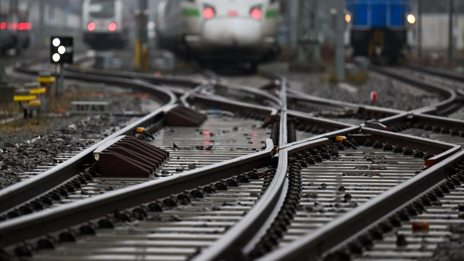 Die Deutsche Bahn will in einem Pilotprojekt erstmals „grünen“ Stahl in Schienen verbauen. (Archivbild) (Foto: Hendrik Schmidt/dpa)