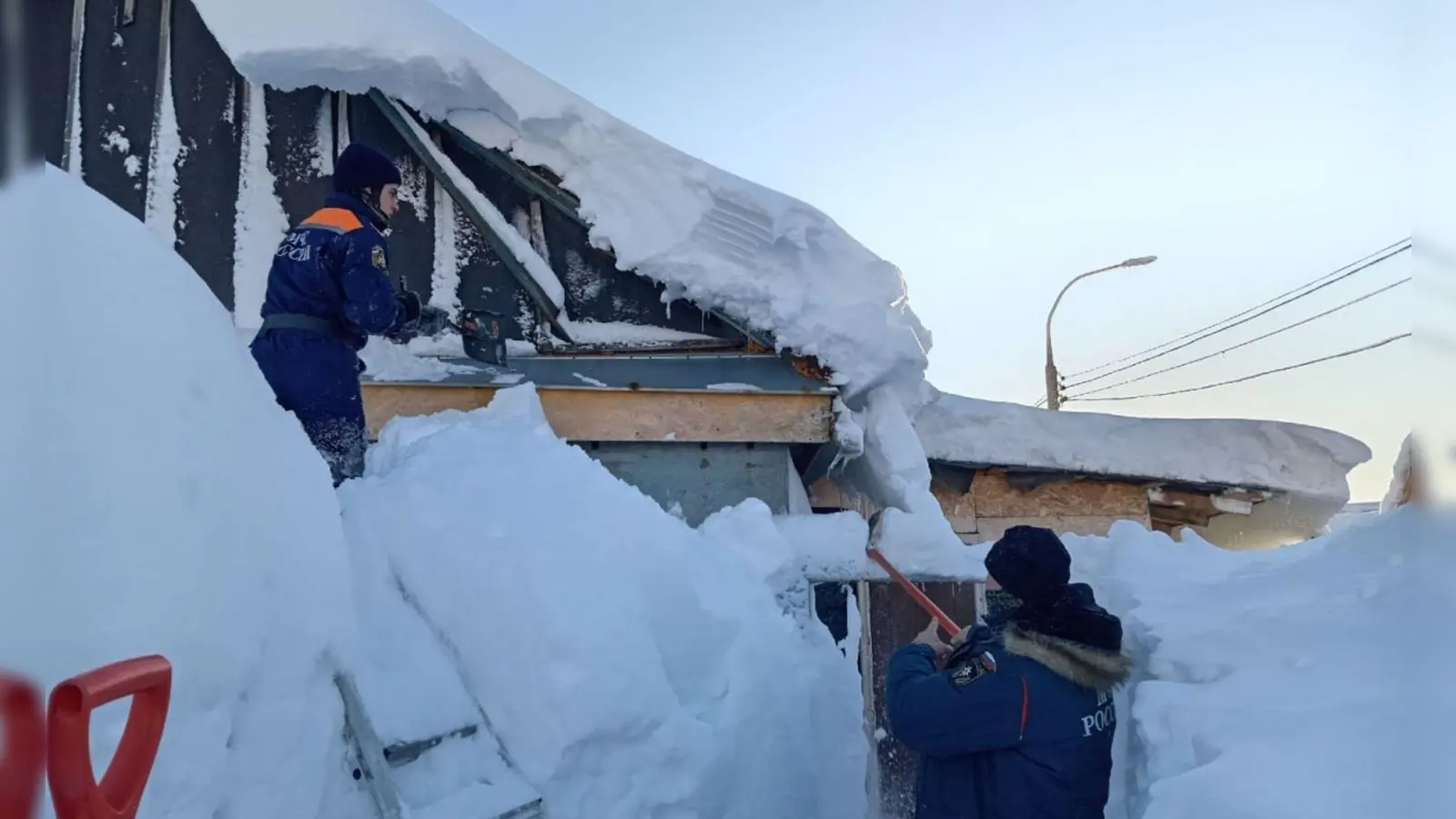 Einsatzkräfte kämpfen auf der fernöstlichen Halbinsel Kamtschatka gegen die Schneemassen. (Foto: -/Government of Kamchatka Territory via XinHua/dpa)
