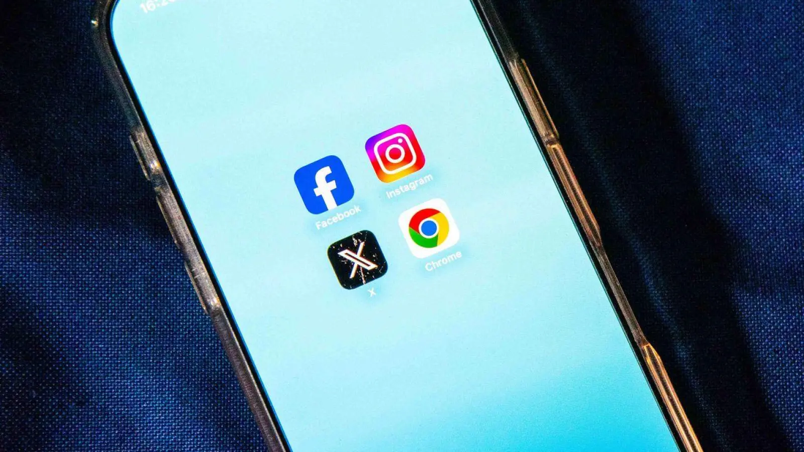 Die EU-Kommission ist trotz anhaltender Kritik an der US-Plattform weiterhin dort aktiv. (Symbolbild) (Foto: Alicia Windzio/dpa)