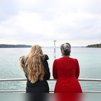 Zu den wenigen Ausflugs-Gästen zählten die Schauspielerin Irina Wanke und ihre Tochter, die Tänzerin und Choreographin Rosalie Wanka. (Foto: Felix Hörhager/dpa)