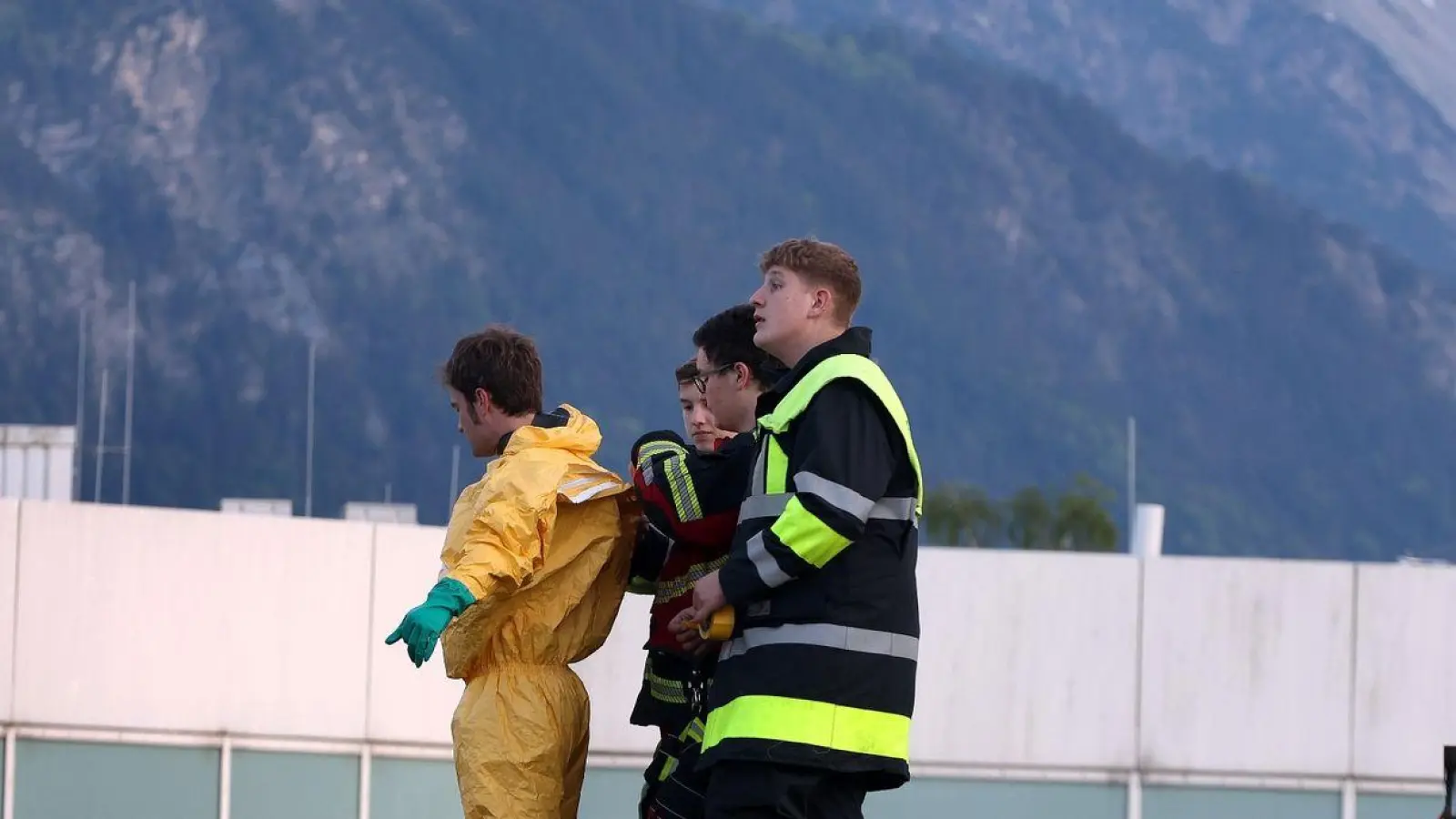 Allein in Murnau waren nach Feuerwehrangaben 66 Kräfte im Einsatz. (Foto: Karl-Josef Hildenbrand/dpa)