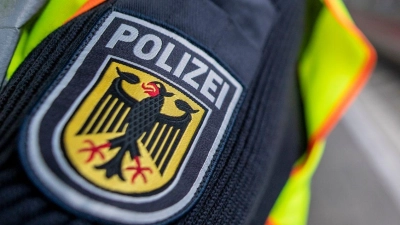 Die Polizisten erleiden bei dem Einsatz leichte Verletzungen. (Symbolbild) (Foto: Patrick Seeger/dpa)