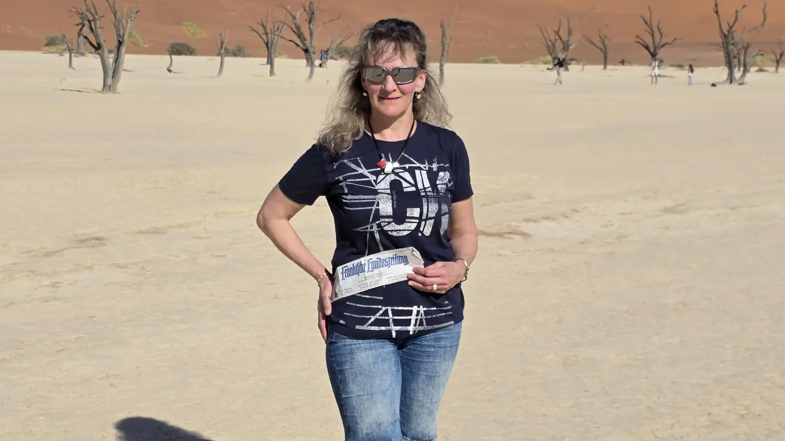 Mit der FLZ unterwegs: Beate Claus aus Ansbach verbrachte ihren Urlaub in Namibia. Unter anderem besuchte sie das Tal der Dead Salzwüste mit abgestorbenen Bäumen. (Foto: Michael Wagner)