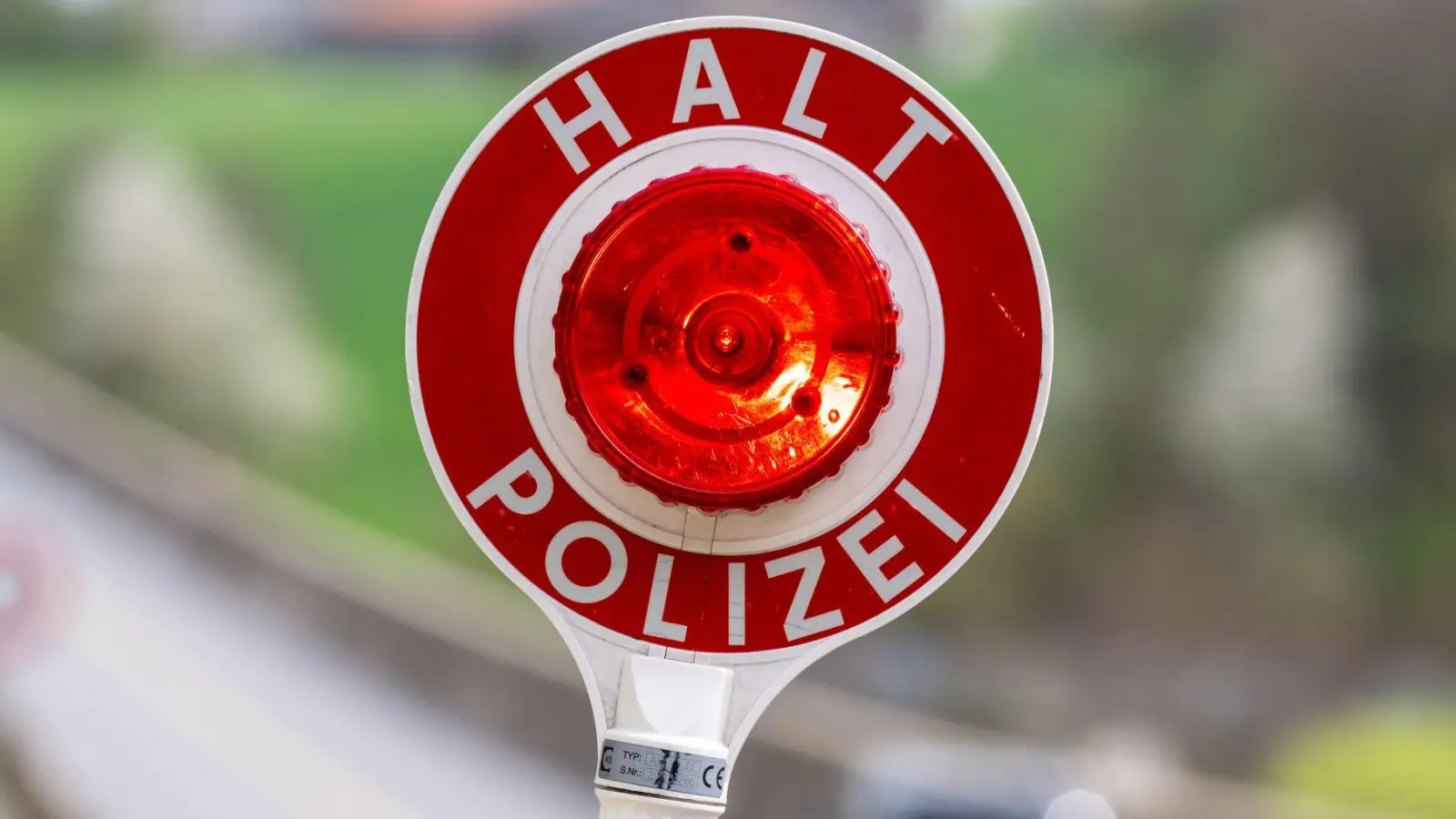 Die Polizei zog einen Wagen aus dem Verkehr, in dem fünf Kinder ungesichert mitfuhren. (Symbolbild) (Foto: Armin Weigel/dpa)
