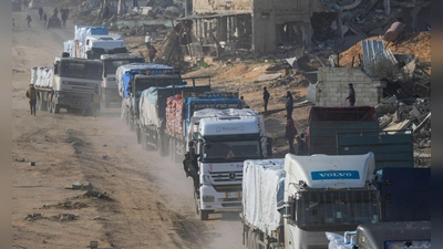 Lastwagen mit Hilfsgütern fahren von Ägypten in den Gazastreifen. (Foto: Abdel Kareem Hana/AP/dpa)