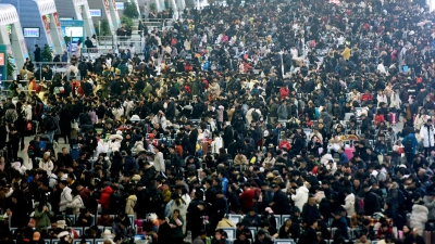 Auch in diesem Jahr dürfte es wieder voll werden an Chinas Bahnhöfen. (Archivbild)  (Foto: -/CHINATOPIX/AP/dpa)
