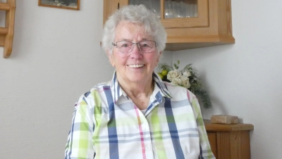 Zusammen mit Familie und Freunden feierte Erna Schwab am Wochenende ihren 90. Geburtstag. (Foto: Calotta Halbrock)