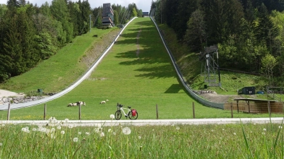 Geometrisches Fotomotiv: die Skisprungschanze am Kulm. (Foto: Andreas Drouve/dpa-tmn)