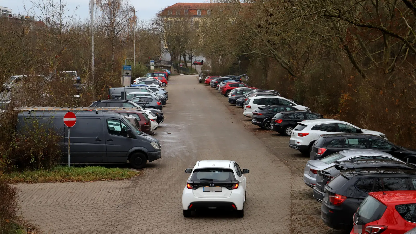 So sieht der östliche Teil des Rezatparkplatzes heute aus. Gemäß einem Votum der Ratsmehrheit soll sich dies ändern. (Foto: Oliver Herbst)