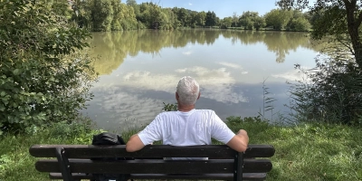 Zum Rasten laden die vielen Bänke am Landschaftssee in Münchsteinch ein. (Foto: Ute Niephaus)