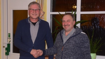 Bürgermeister Heinrich Klein (links) gratulierte Jürgen Trabert zur Nominierung als Bürgermeisterkandidat. (Foto: Gerhard Krämer)