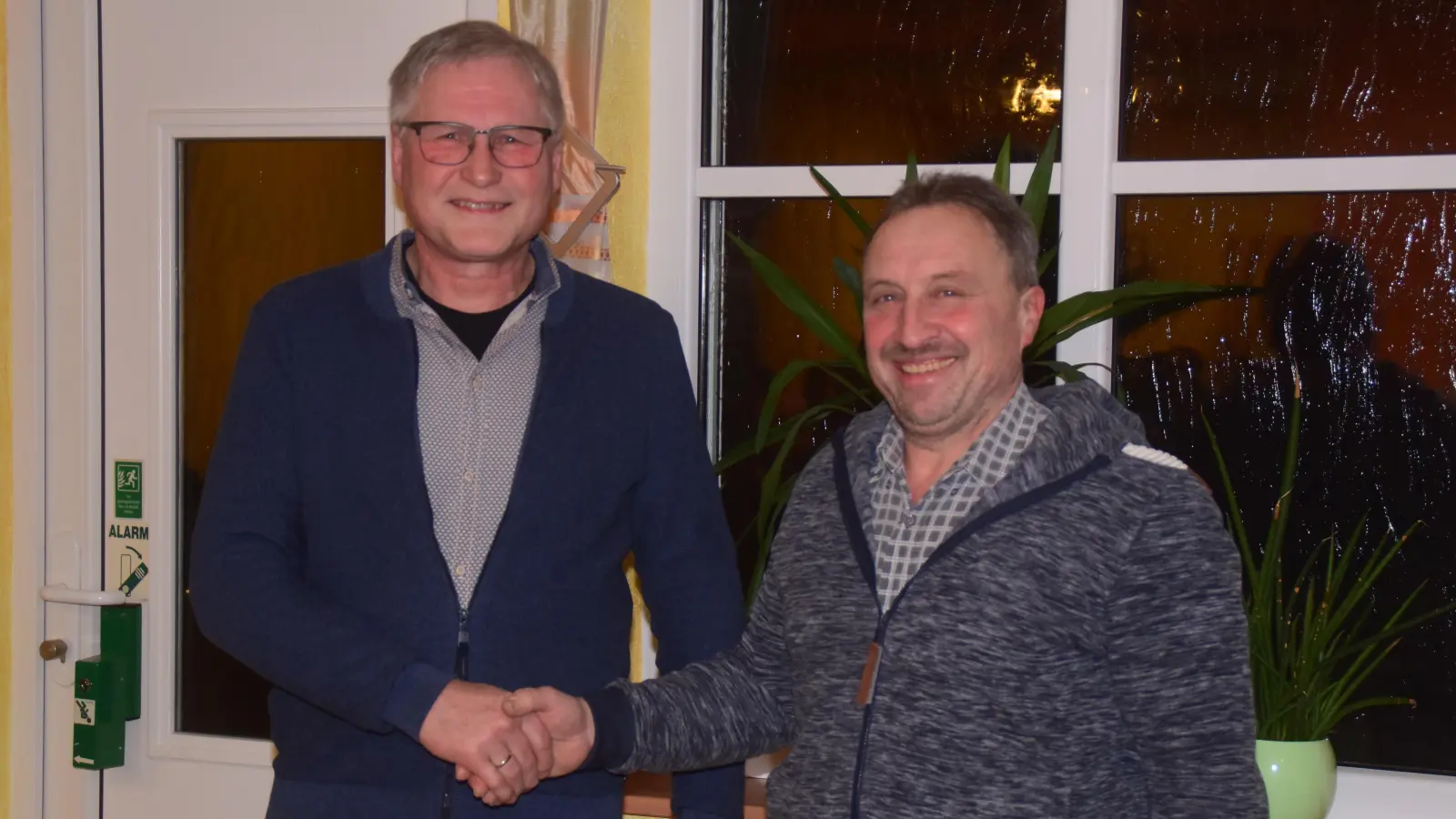 Bürgermeister Heinrich Klein (links) gratulierte Jürgen Trabert zur Nominierung als Bürgermeisterkandidat. (Foto: Gerhard Krämer)