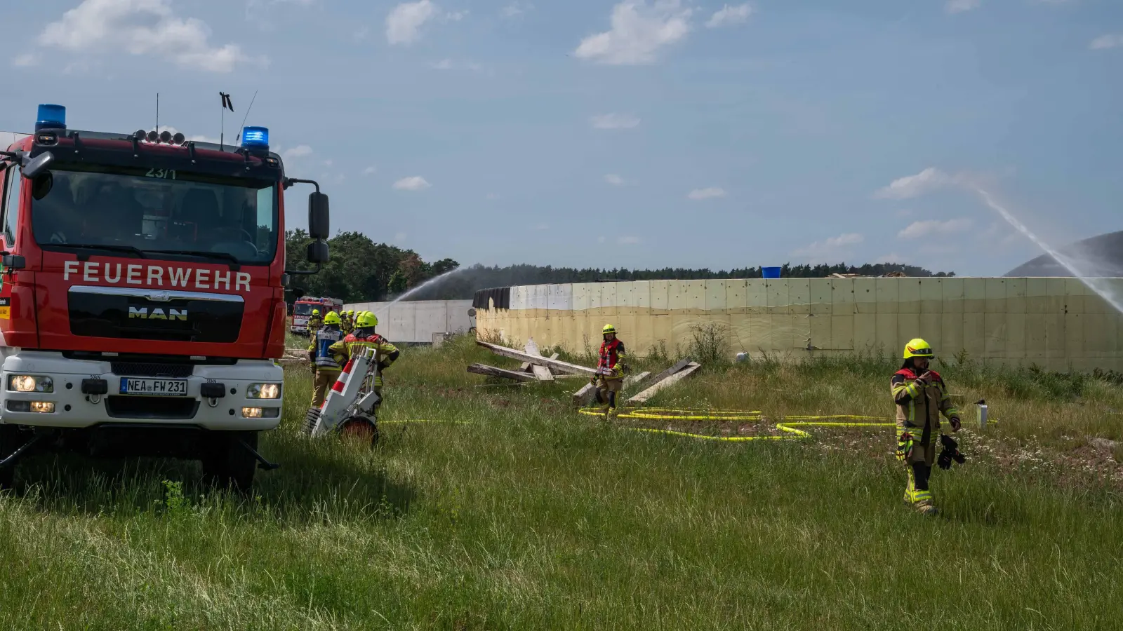 Die rund 50 Einsatzkräfte der Feuerwehr hatten den Brand schnell unter Kontrolle. (Foto: Johann Schmidt)