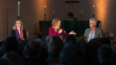 Diskussionsrunde in Erfurt mit Katrin Göring-Eckardt (r-l), Peter Frey, Moderatorin Gerlinde Sommer, Geschichtsdidaktikerin Kathrin Klausmeier und Franz-Josef Schlichting. (Foto: Hendrik Schmidt/dpa)