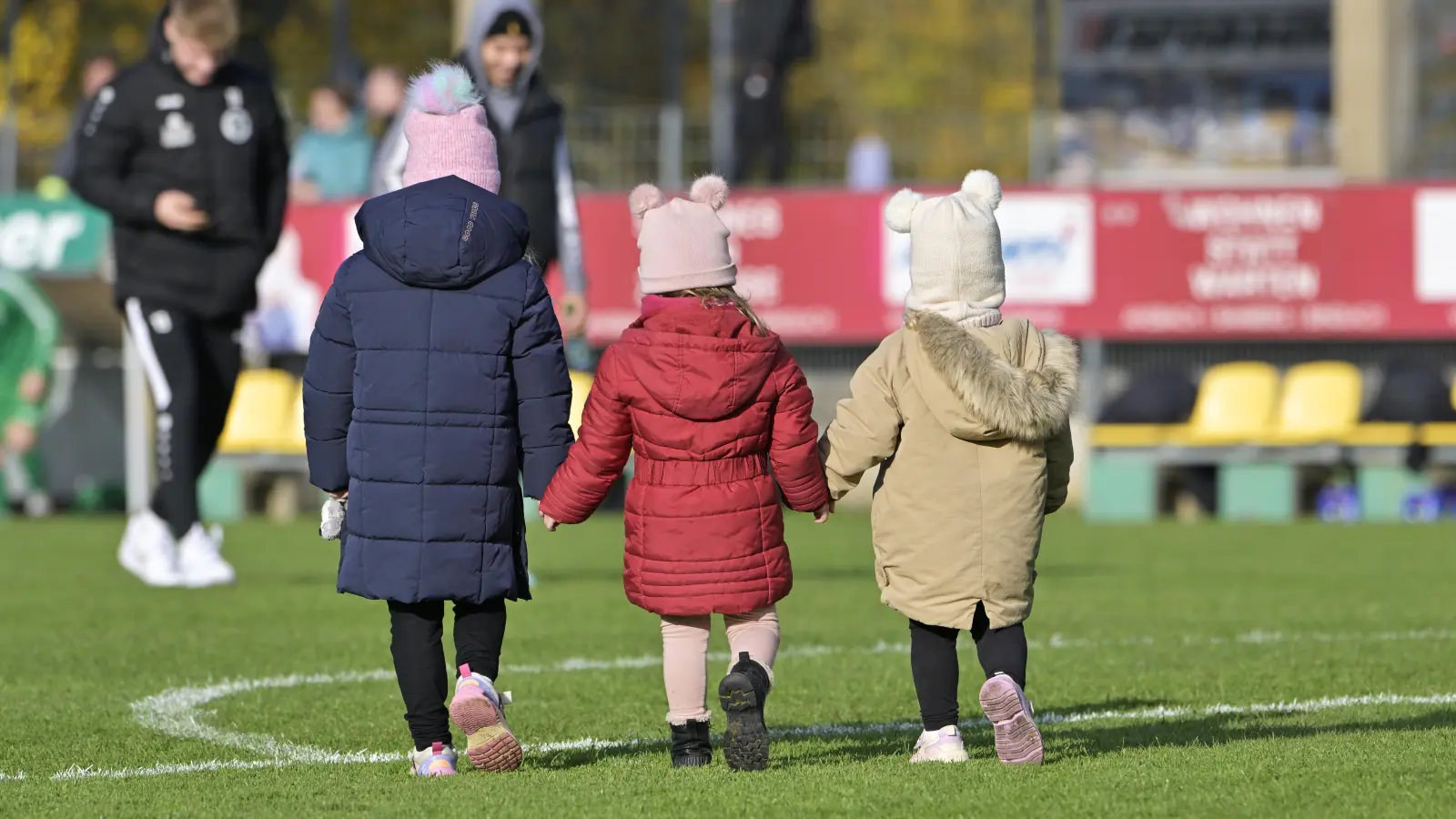 Es war einmal ein Fußballspiel. Unter den 1100 Zuschauern waren drei Zwerge. Es war kalt und sie hatten ein bisschen Furcht vor den lauten Menschen hinter dem einen Tor. Die grölten und sangen seltsame Lieder. Nach dem Abpfiff fassten sich die Zwerge ganz fest an den Händen und machten sich tapfer auf den Weg. Wohin? Man wird sehen. (Foto: Martin Rügner)