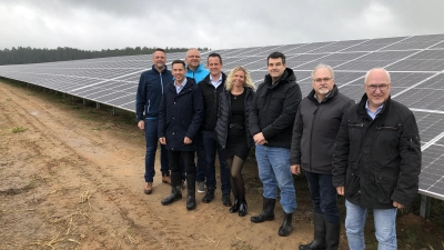 Beim Ortstermin an der Freiflächen-Photovoltaikanlage bei Königshofen (von links): Johannes Riegel (Firma HEG Energie), Bürgermeister Sven Waidmann, Günther Heidingsfelder (Firma HEG Energie), die Geschäftsführer der Sonnenkraft Königshofen, Christian Frank, Tanja Frank-Herzog und Stephan Schirmer, zweiter Bürgermeister Bernd Kober und der Landtagsabgeordnete Helmut Schnotz. (Foto: Johannes Flierl)