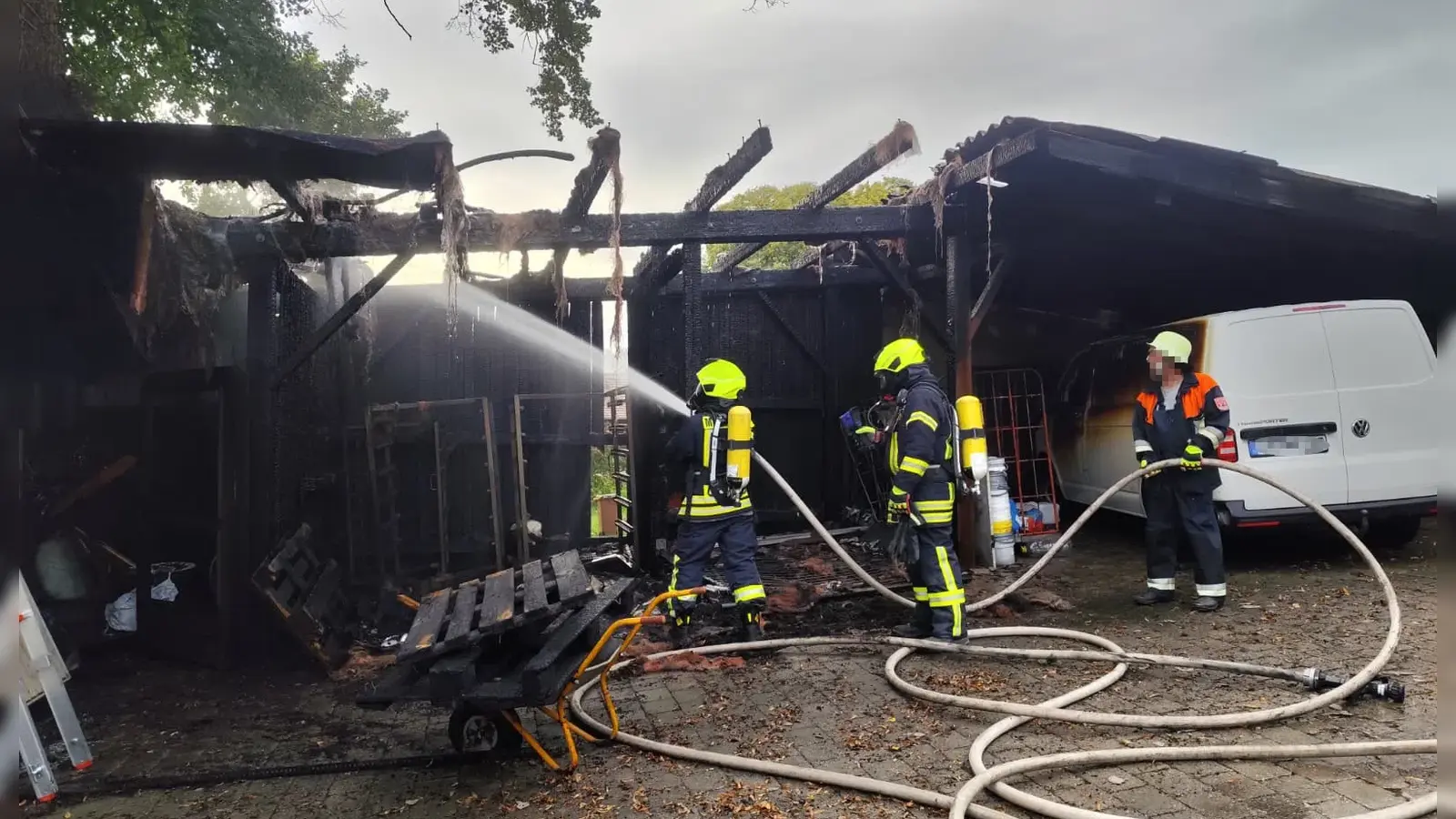 Mit rund 30 Einsatzkräften bekämpfte die Freiwillige Feuerwehr Merkendorf den Schuppenbrand. (Foto: Feuerwehr Merkendorf/Stefan Hochneder)
