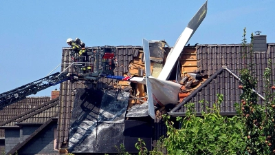 Das Flugzeug steckte im Dach des Hauses. (Foto: Fotoreport-DB/NWM-TV/dpa)